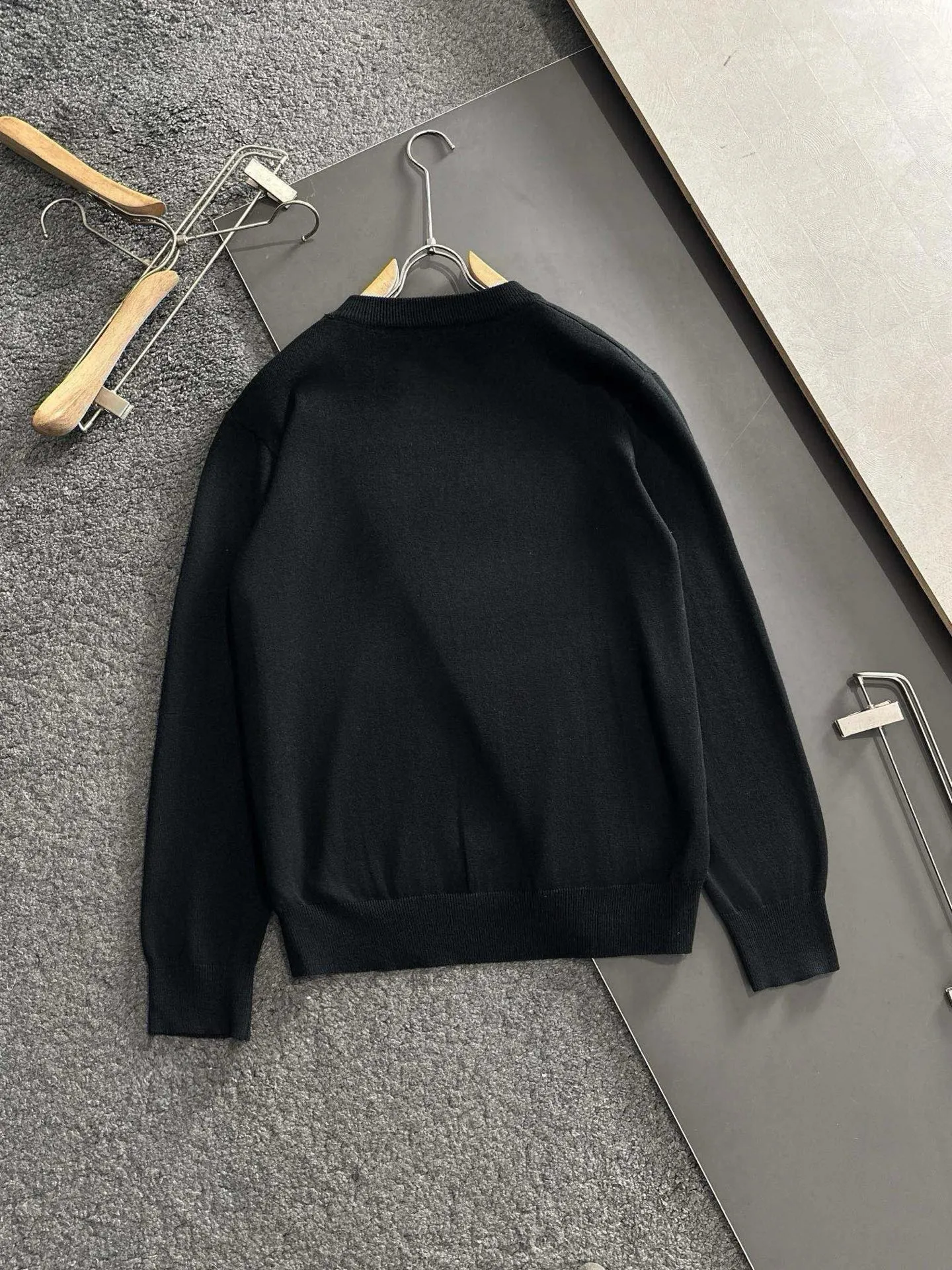 P110，〖 𝐌𝐎𝐍𝐂𝐋𝐄𝐑~ 〗💥 New Arrival ～ Classic 。 ， ， ， ， ， 。 ， Versatile Hot Sale✨✨ ！ ！ ：Black White Size：M L XL XXL 3XL( 200 )